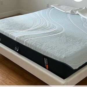 Luxurious White and Black Mattress Cover